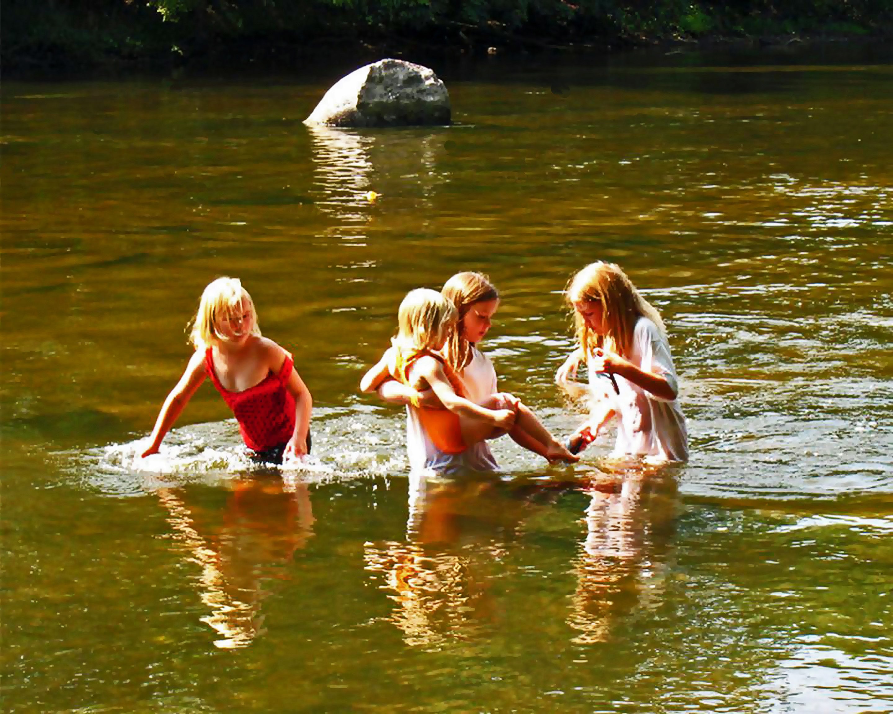 free photos, Girls in river